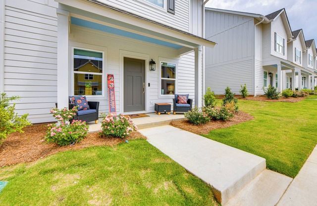 4 Mi to Auburn University: Townhome w/Fenced Yard