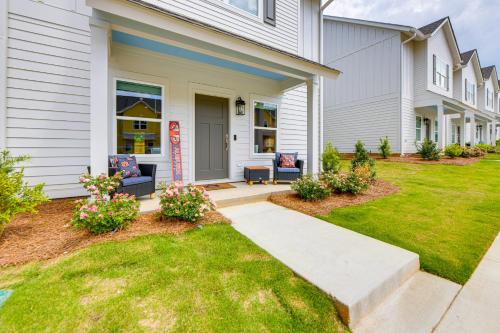 4 Mi to Auburn University Townhome with Fenced Yard