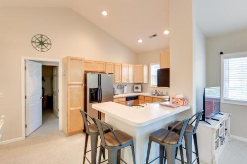 4 Mi to Beach Lewes Townhome with Ping-Pong Table