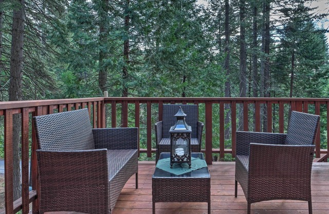 4 Mi to Big Tree State Park: Serene Cabin w/Deck