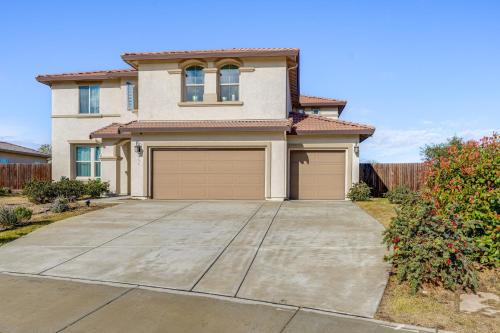 4 Mi to CSUB Campus Spacious Home with Yard