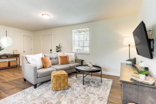 4 Mi to Dtwn Dog-Friendly Fayetteville Home