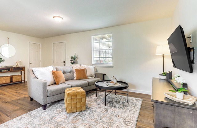 4 Mi to Dtwn: Dog-Friendly Fayetteville Home