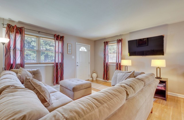 4 Mi to Dtwn: Home w/Fenced Yard in Portsmouth!