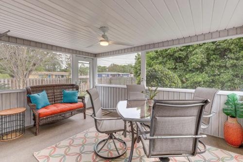 4 Mi to EverBank Stadium Family-Friendly Home!