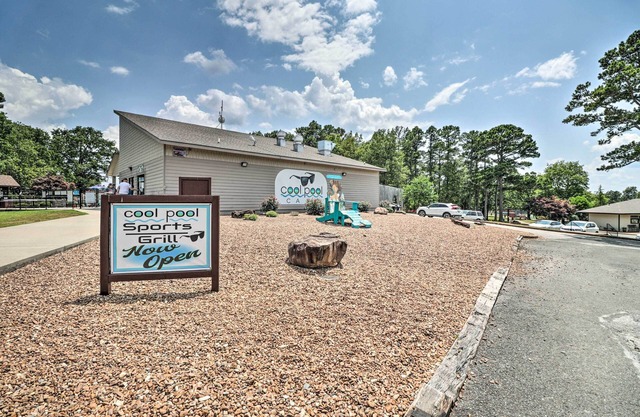 4 Mi to Greers Ferry Lake: Condo w/Deck & Balcony