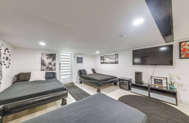 4 Mi to Hard Rock Stadium: West Park Escape