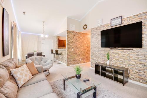 4 Mi to HPU Pet-Friendly Home with Yard!