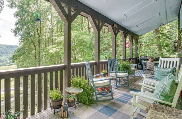 4 Mi to Lake Santeetlah: Cabin w/Deck & Views