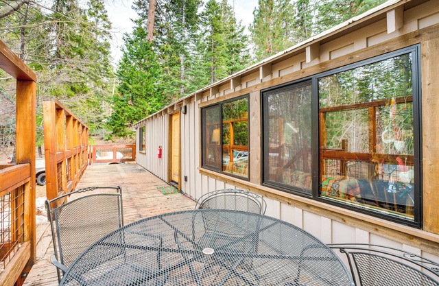 4 Mi to Lake Tahoe: Cozy Cabin w/Deck!
