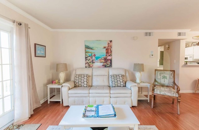 4 Miles to the Beach and 4 Miles to Tanger Outlet!