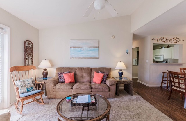 4 Miles to the Beach and 4 Miles to Tanger Outlet!