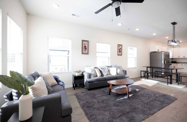 4 Min to Downtown - 10 to Elon - Washer and Dryer