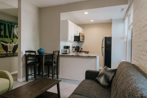 4 modern apts near nightlife & attractions