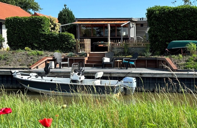 4 pers house Cecil with own fishing spot on a dutch chanel