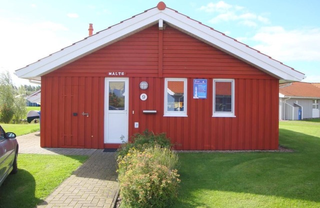 4-person vacation home with private jetty, direct lakeside location, canoe, sauna and wood-burning stove in Otterndorf