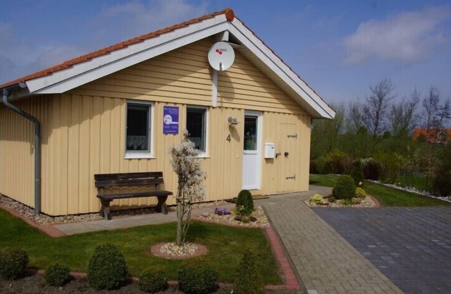 4 person vacation home with private jetty, direct lakeside location, canoe and sauna in Otterndorf