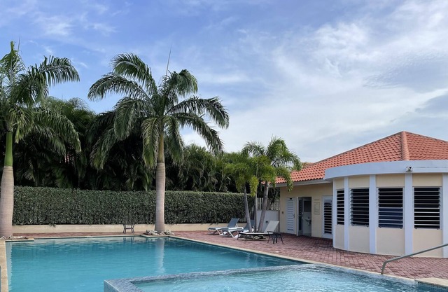 4-person villa with private garden, 10 min. from Jan Thiel Beach