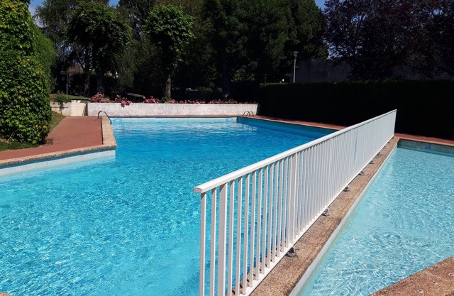 4-room 3-bedroom with large balcony? Parking and heated pool