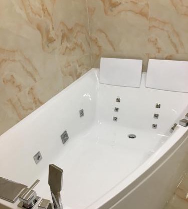 4-room jacuzzi apartment