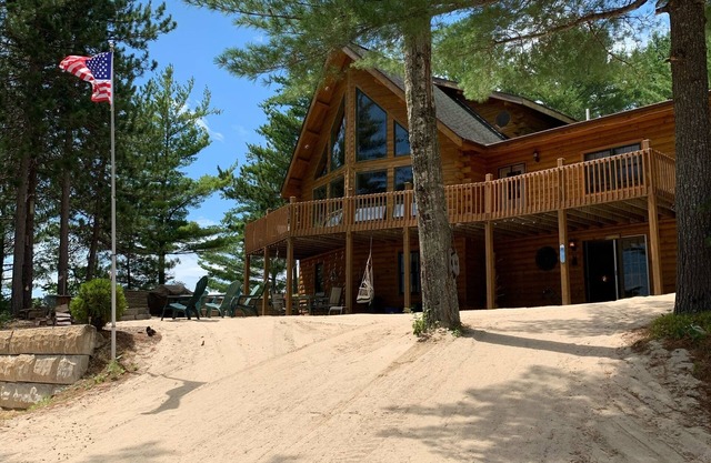 4 Season Cozy log Cabin/Lake/fire pit/game room/