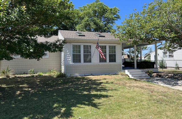 4 SHORT BLOCKS TO THE BEACH! Beautiful sunny home - deck & covered patio