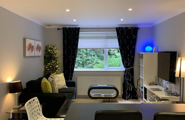 4 Star BOSWELL One-Bedroom Apartment - Glasgow - Private Parking - WiFi - Quiet