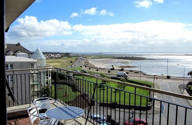 4-Star Holiday Home Seaside Location on Galway Bay Near City