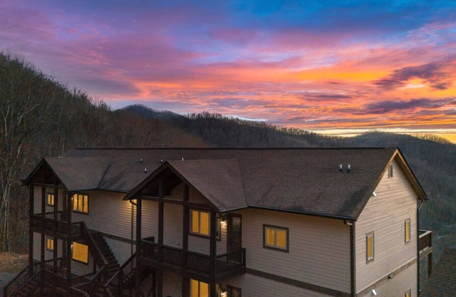 4-Unit Mountain Retreat | 8BR, Views, Near Smokies
