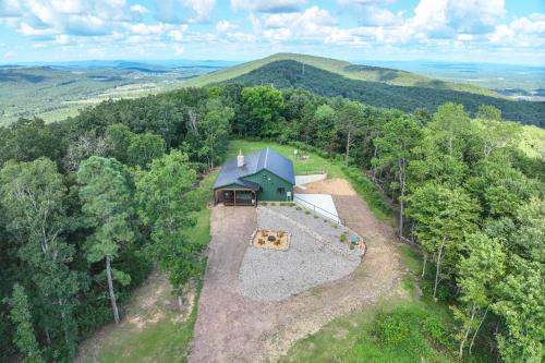 400 Acres on Lavender Mtn Getaway with Hot Tub!