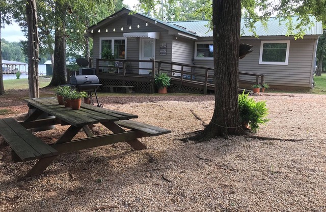 400" of shoreline/private dock & boat ramp - Spring and summer dates!