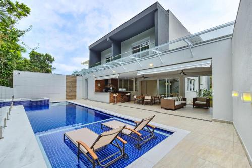 400m² house with pool near the beach