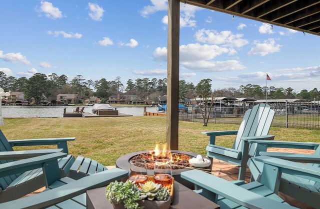 42.5+ Lake House — Dock, Swim, Fish, Lake Mat, Kayak, Light-Block. Drapes, King