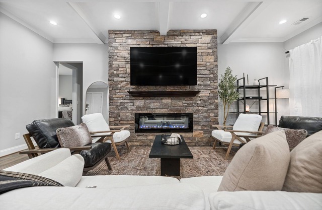 4500 sq ft. Cozy/Luxe Mountain style retreat in South CLT- 2 King Masters!