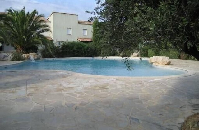 45m2 two-storey T3 villa for 6 people in private residence with swimming pool