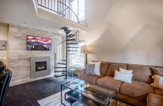 #478 - Pet-Friendly, Walk to Canyon Lifts, Garage Parking, Modern Condo