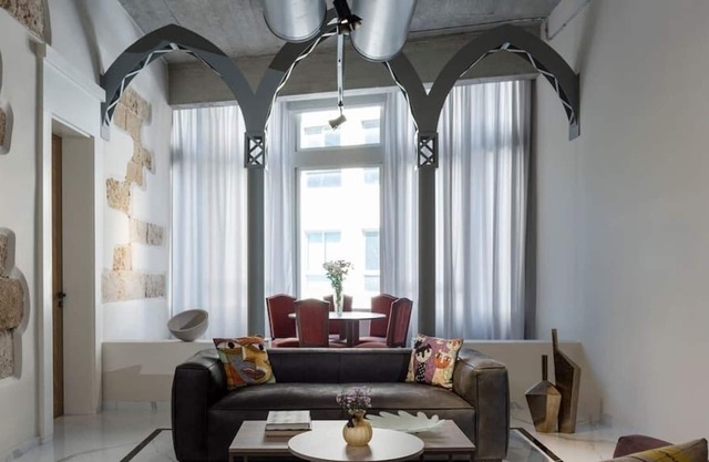 4BD apartment in Monot