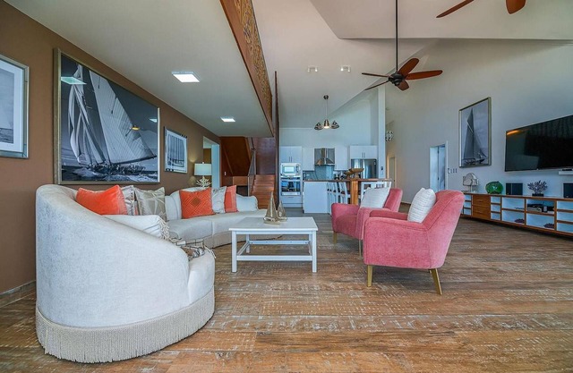 4BD guest-friendly beachfront penthouse, rooftop jacuzzi, sea views, near all!