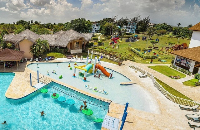 4BD Guest-friendly villa on a sandy beach, private pool & golf cart, gym/tennis!