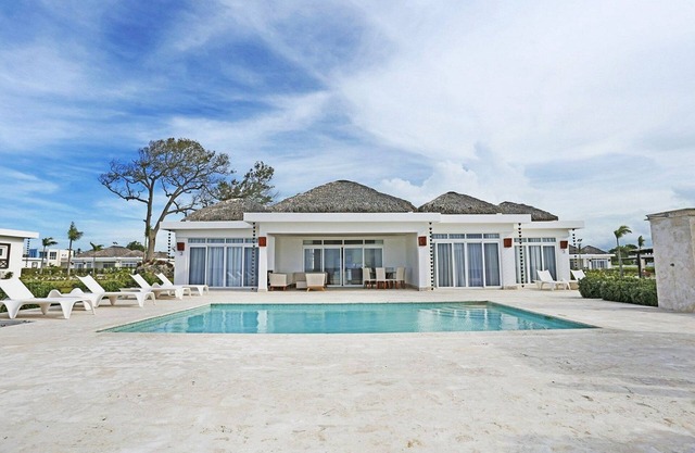 4BD oceanfront guest-friendly villa with private pool, golf cart, gym, tennis!