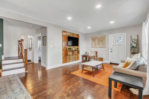 4Bed/3bath- 1 mile to Downtown