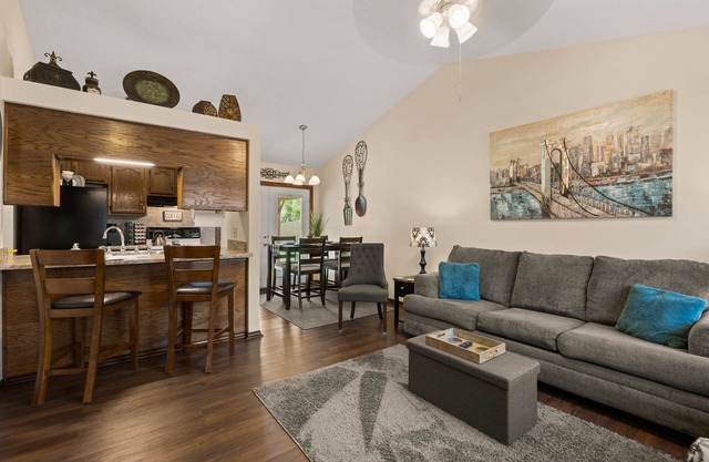 4bed3Bedroom near Convention Ctr, downtown, Fisher Park, 30 min to Holiday World