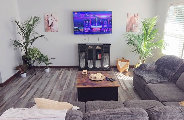 4BR/2BH w/Firepit + Hammock + Game Room, near downtown Wilmington + Beach