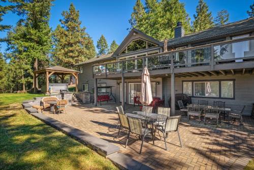 4BR 3 and half Bath with Spa Whirlpool and Playground for 14 guests