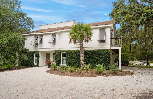 4BR/3BA on the Creek, Steps away from the Beach, Pet Friendly