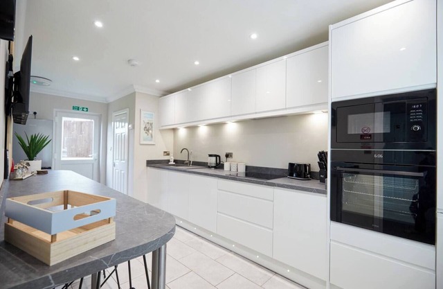 4BR Barnesdale Road for Long Term Stay and Workers