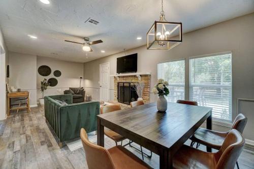 4BR Beauty w/Game Room! Lake Hefner Hideaway