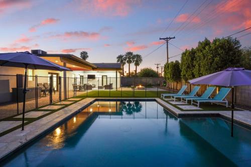 4BR Casita with Pool and Outdoor Big Screen