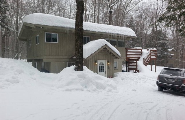4BR Chalet Between Mt. Snow & Stratton, Sleeps 10, Fireplace, Clubhouse w/Pool