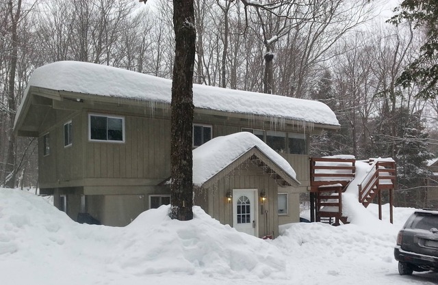 4BR Chalet Between Mt. Snow & Stratton, Sleeps 10, Fireplace, Clubhouse w/ Pool